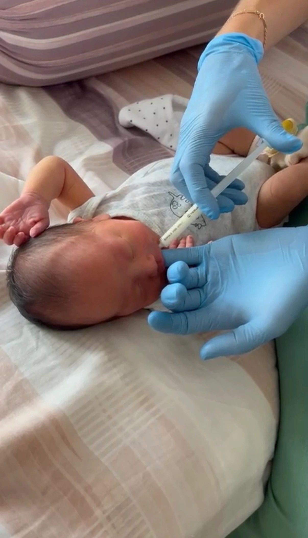 Marloes with a newborn during a lactation consultation